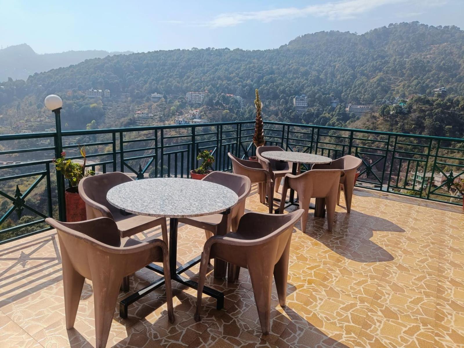 Hotel Kasauli View Cafe Restaurant Open Terrace Mountain View エクステリア 写真