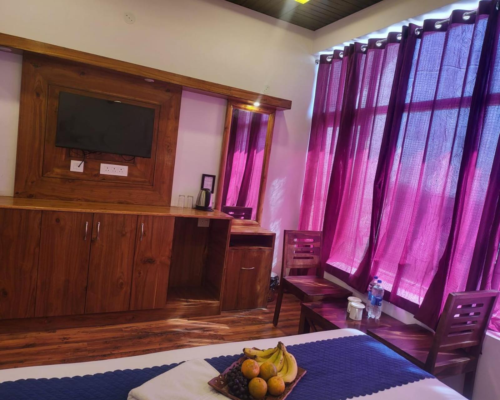Hotel Kasauli View Cafe Restaurant Open Terrace Mountain View エクステリア 写真
