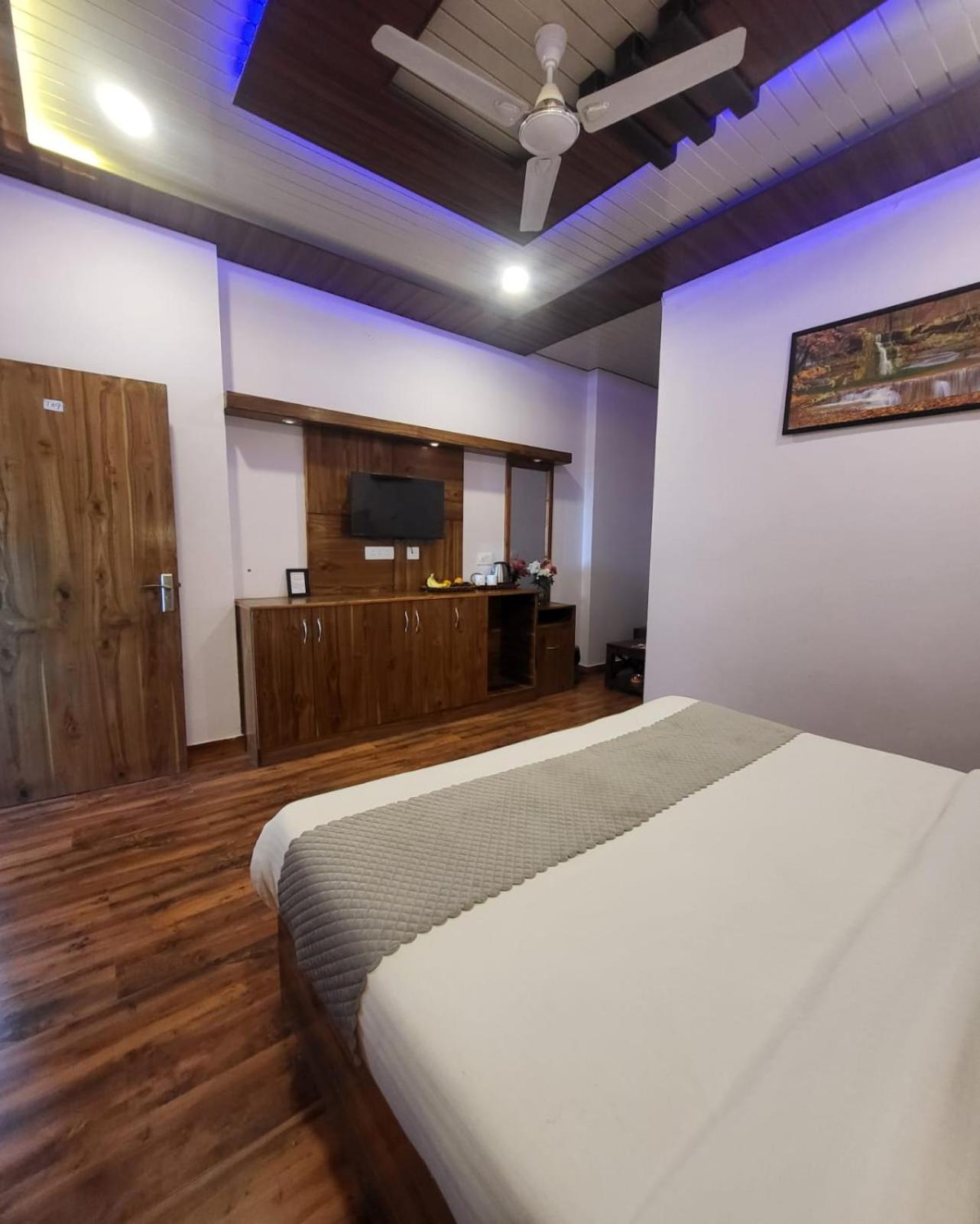 Hotel Kasauli View Cafe Restaurant Open Terrace Mountain View エクステリア 写真