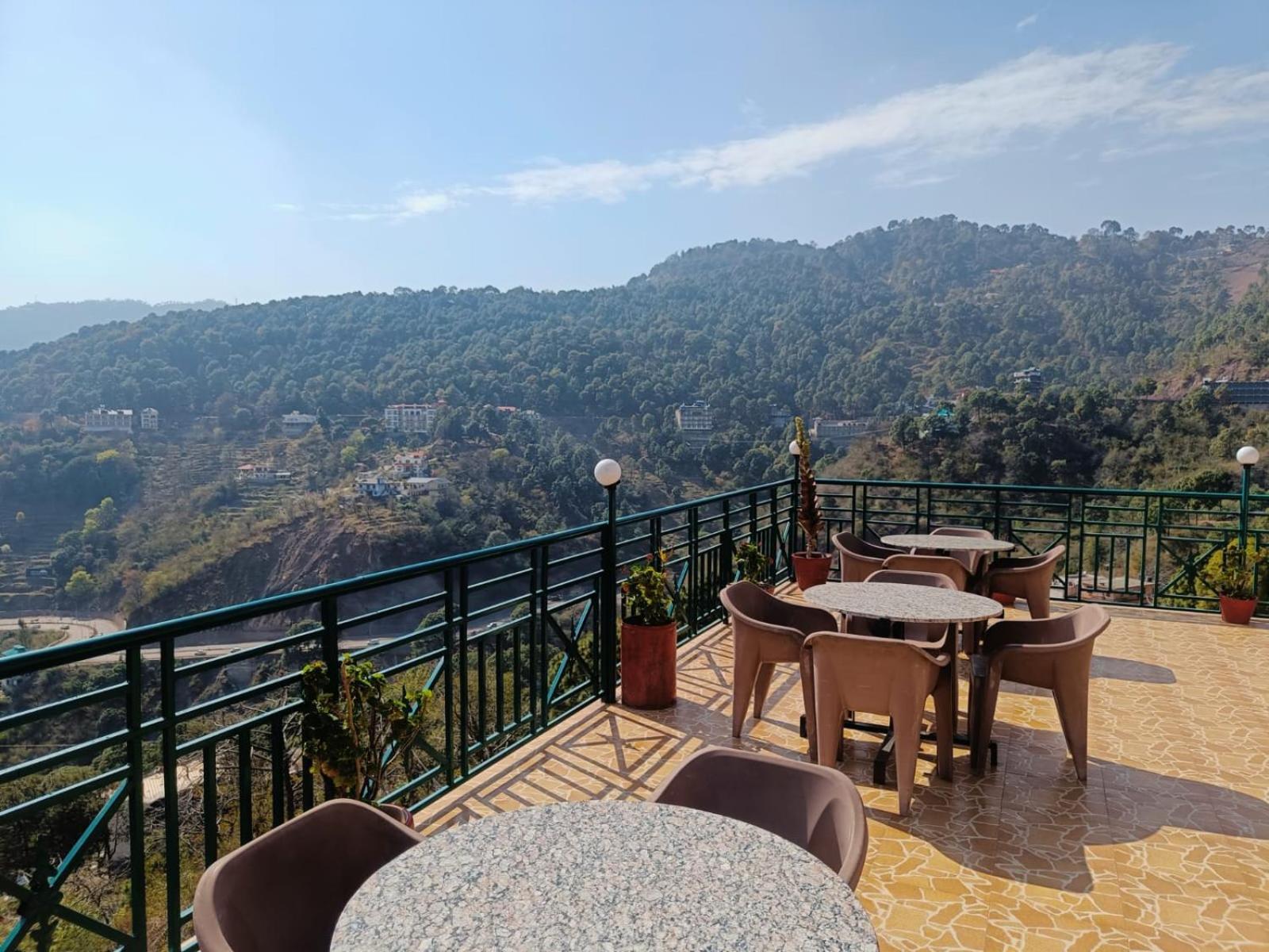 Hotel Kasauli View Cafe Restaurant Open Terrace Mountain View エクステリア 写真